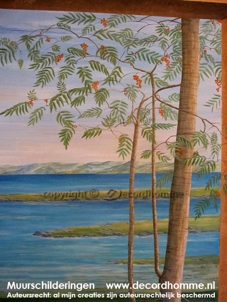 Muurschildering zeelandschap met ruisende fruitboom en bergen
