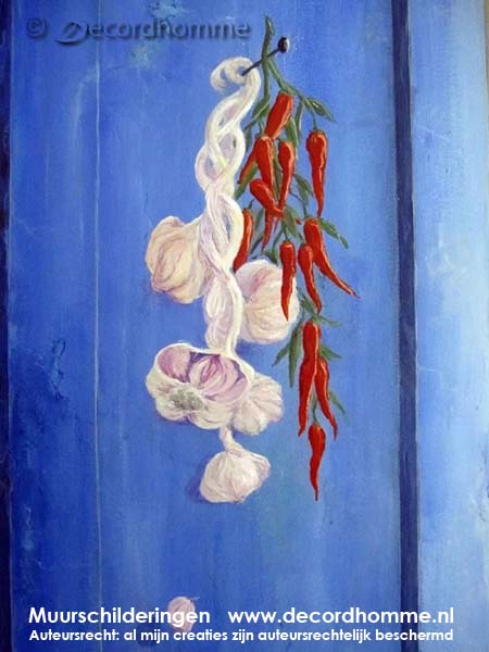 Muurschildering Verouderde blauwe luiken met knoflook rode pepers