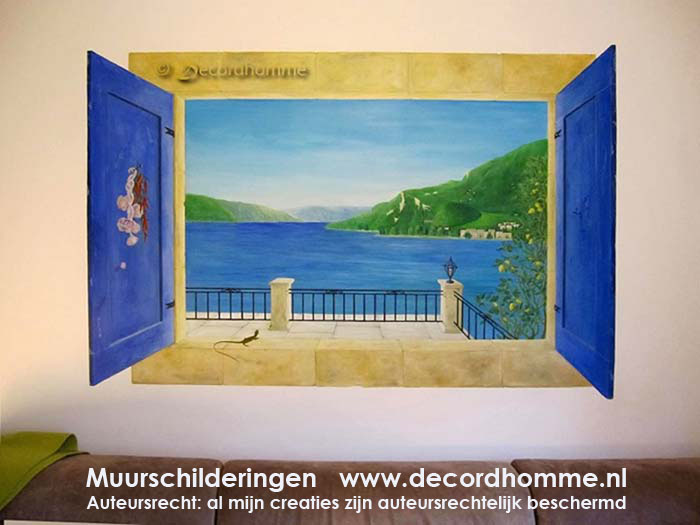 Uitkijk muurschildering Gardameer met luiken zee terras berg